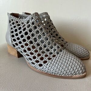 Jeffrey Campbell Grey Kingman Woven Leather Ankle Booties Women’s Size 9.5